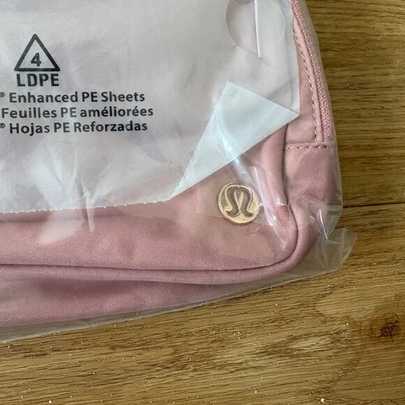 Lululemon Athletic Everywhere Belt Bag 1L Woodmark NWT Pink Magenta Smoke Haze - Picture 3 of 6